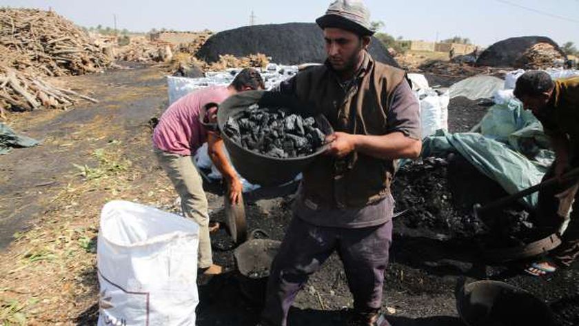 صورة منع الشيشة بسببب كورونا يشل صناعة «مكامير الفحم»: تسريح العمال ووقف الإنتاج – المحافظات