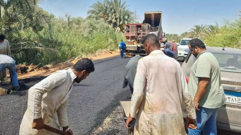 صورة إنشاء 3 طرق ومشروعات كهرباء وزراعة وري بواحة سيوة – المحافظات