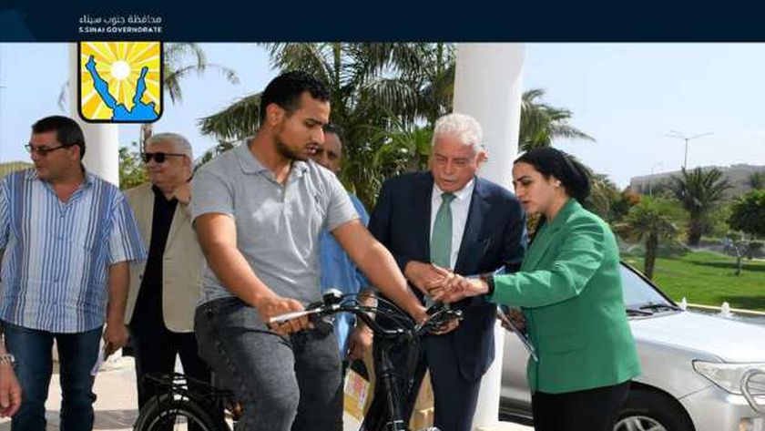 محافظ جنوب سيناء يعاين دراجة هوائية ذكية