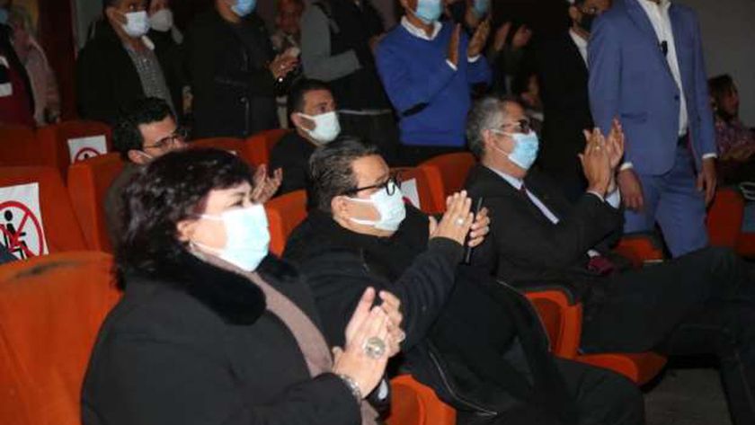 الدكتورة إيناس عبدالدايم وزيرة الثقافة خلال حضورها عرض "ريسايكل" بمسرح الطليعة