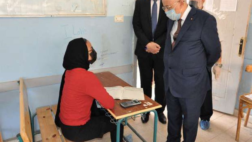 الدكتور طارق شوقي وزير التربية والتعليم أثناء تفقد إحدى لجان الامتحانات "أرشيفية"
