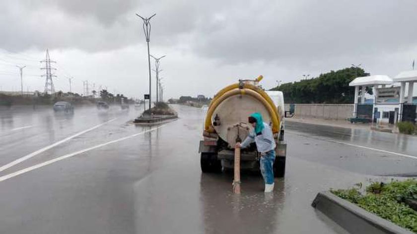 سحب أمطار نوة الكرم من شوارع الإسكندرية