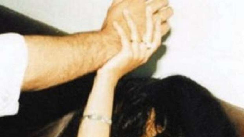 صورة نجار يعتدي على زوجته بـ«مطرقة» في شارع بالشرقية: أصابها بـ25 غرزة – المحافظات