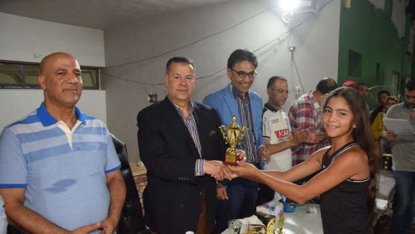 محافظ بني سويف يكرم الفائزين ببطولة الجمهورية للناشئين في التنس الأرضي