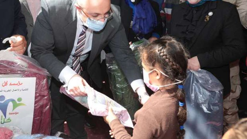محافظ بني سويف يشارك الأطفال فرحتهم باحتفالية «يوم اليتيم»
