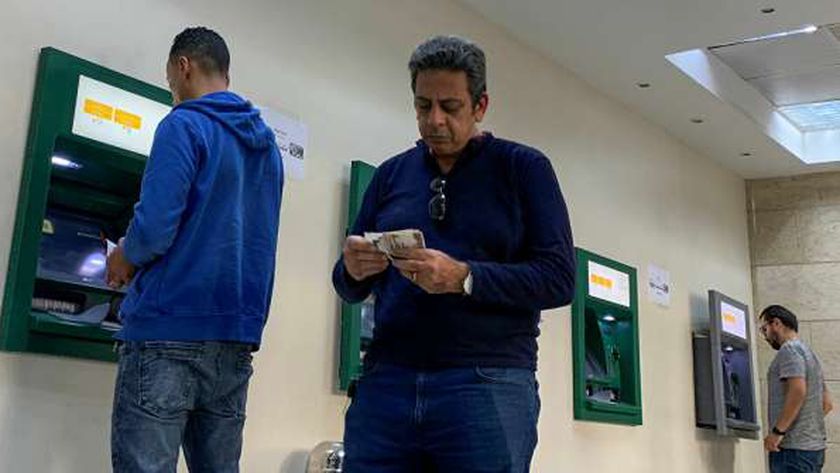 صورة البنوك تخطر العملاء بموعد فرض رسوم على السحب والاستعلام عبر ATM – اقتصاد