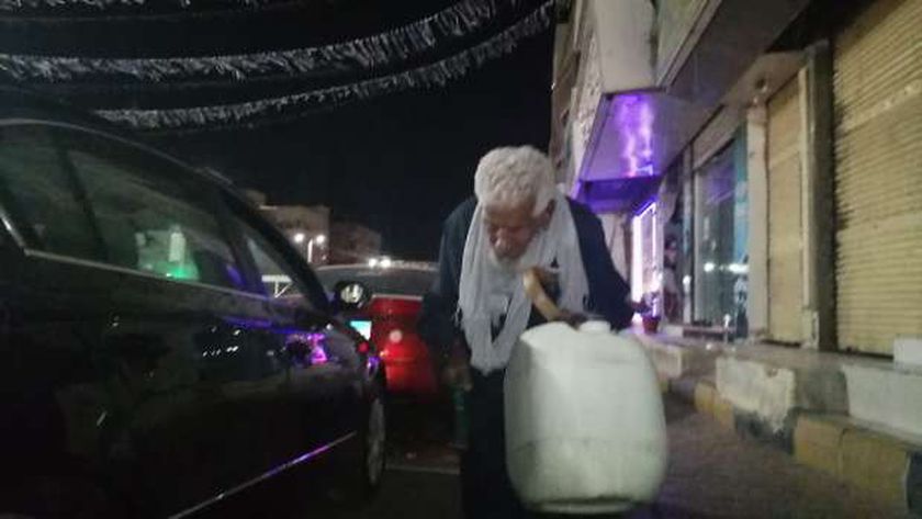 صورة «عم عبدالسلام» مسحراتي كفيف يطوف الغردقة منذ 40 عاما بـ «جركن بلاستيك» – المحافظات