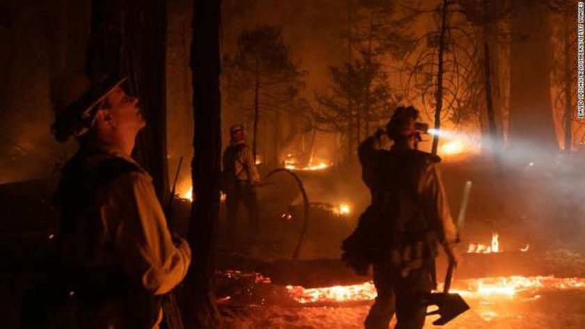 رجال الإطفاء يكافحون حرائق كاليفورنيا