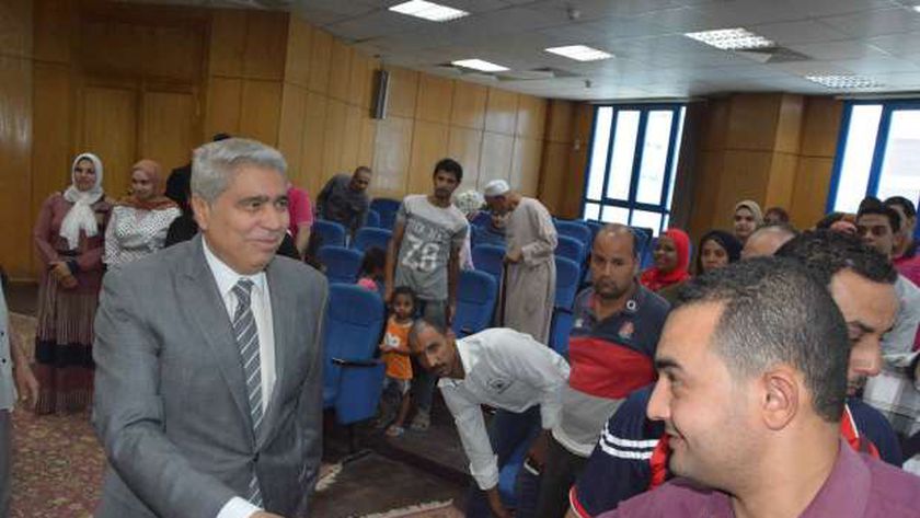 محافظ المنيا يلتقي الفائزين في مشروع شارع مصر