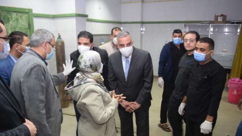 محافظ سوهاج يتفقد مصابى حادث دار السلام بمستشفى سوهاج الجامعى