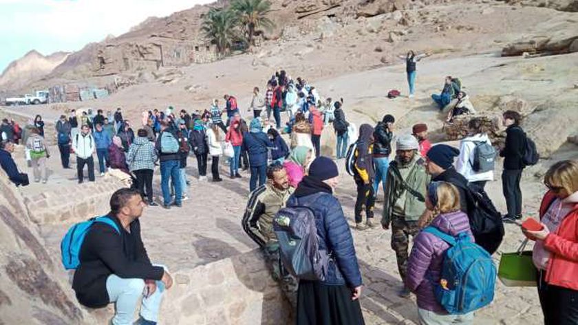 آلاف السياح أثناء نزولهم من قمة جبل موسي