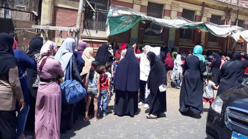 إقبال سيدات مينا البصل فى الإسكندرية على الحملة لتوقيع الكشف