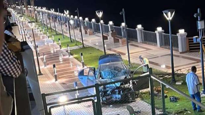 سقوط سيارة ملاكي في ممشى كورنيش النيل ببني سويف «دون إصابات خطيرة»