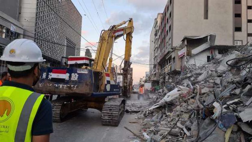 المعدات المصرية تبدأ رفع الأنقاض في غزة تمهيدا لإعادة الإعمار «صور»