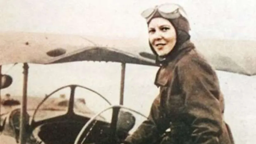 لطيفة النادي.. أول سيدة مصرية تقود طائرة.. صورة أرشيفية