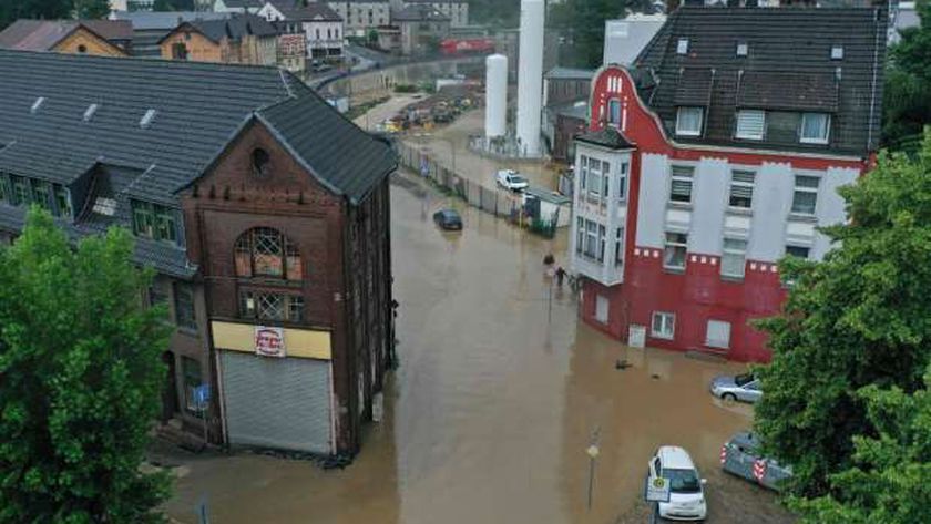 صورة ألمانيا تغرق.. مصرع 6 أشخاص وعشرت المفقودين بسبب الفيضانات – العرب والعالم