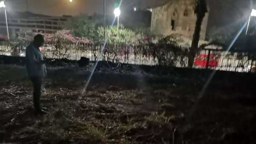 آثار حريق المخلفات بعد إخماده بمحيط قلعة صلاح الدين