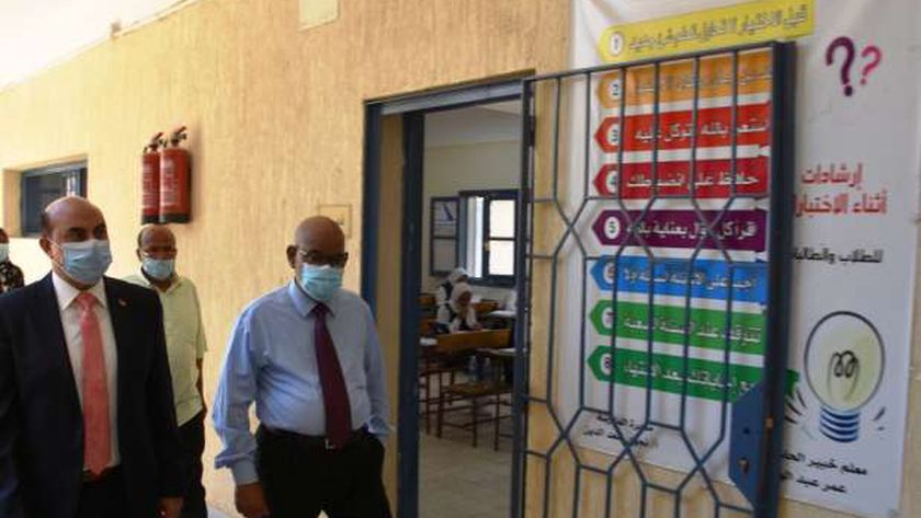 محافظ أسوان يتابع ميدانيا سير امتحانات الثانوية العامة