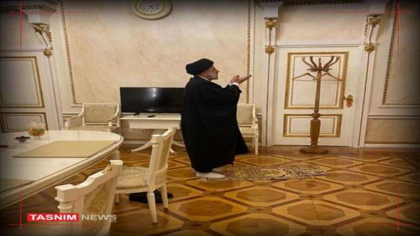 الرئيس الإيراني إبراهيم رئيسي يصلي العشاء في الكرملين