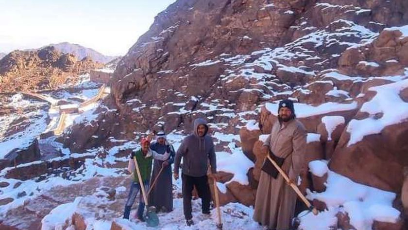 أبناء قبيلة الجبالية يقومون بإزالة الثلوج من طريق جبل موسي
