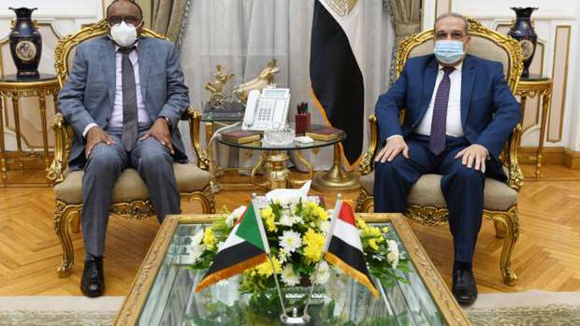 وزير الإنتاج الحربي مع مدير الصناعات الدفاعية السودانية