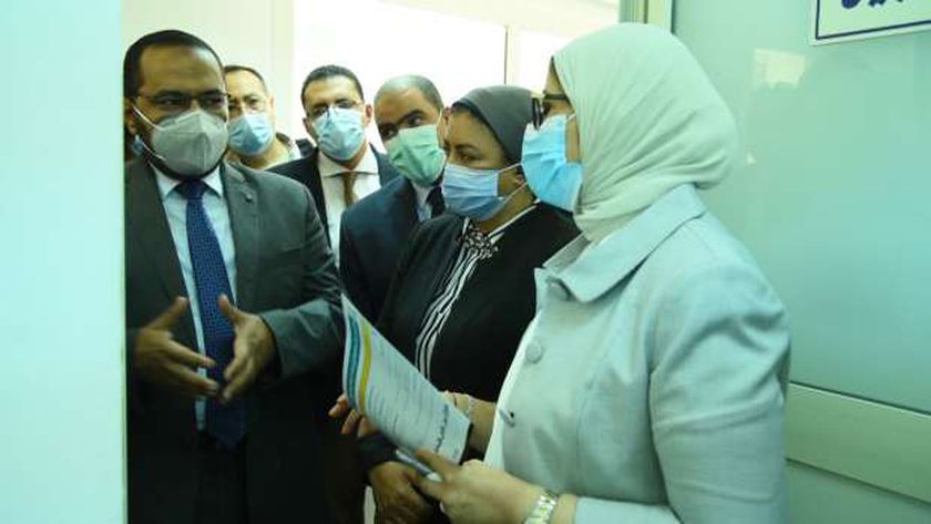 الدكتورة هالة زايد وزيرة الصحة أثناء اليوم الأول للبدء فى التجارب السريرية