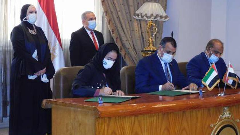 وزير الإنتاج الحربي يشهد توقيع عقود تصنيع السيارة البايك اب في مصر