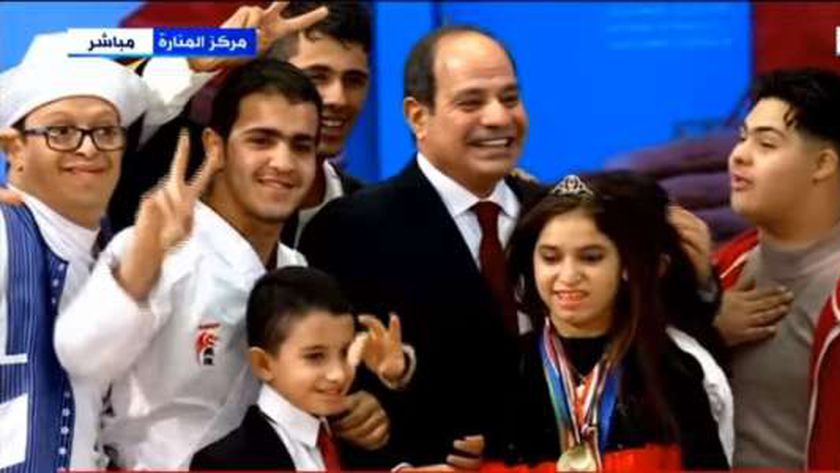 الرئيس عبد الفتاح السيسي مع الأطفال في حفل قادرون باختلاف