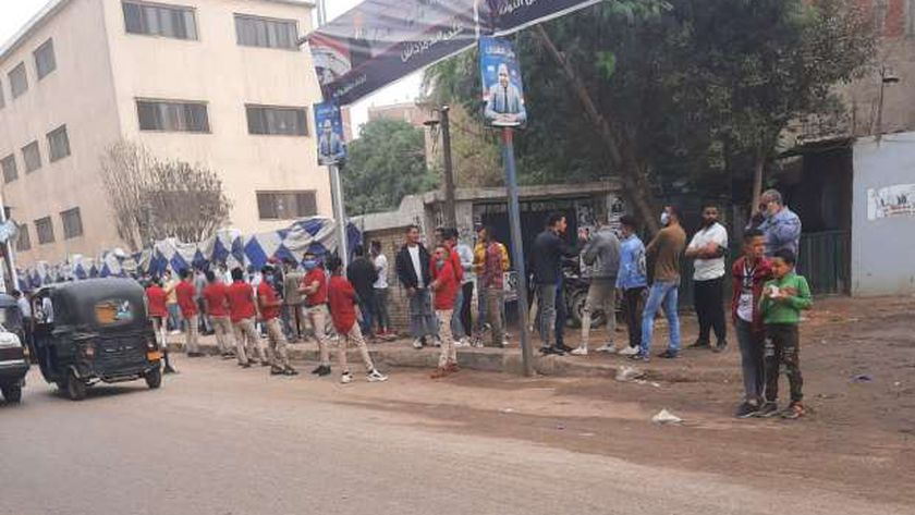 صورة صور.. شباب المطرية ينظمون أطول طابور انتخابي بزي موحد وإجراءات وقائية – مصر
