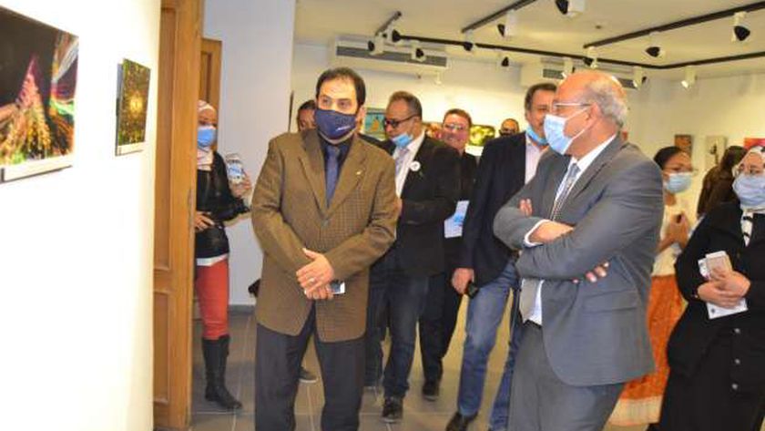 الدكتور فتحي عبدالوهاب رئيس صندوق التنمية الثقافية خلال افتتاح معرض فن الكم