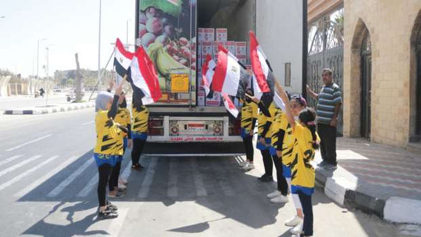 أبناء سيناء استقبلوا قافلة أبواب الخير بأعلام مصر