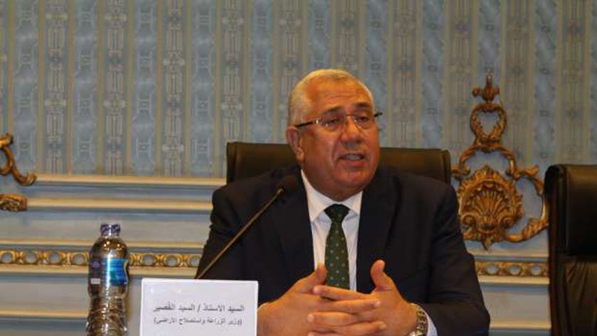 صورة وزير الزراعة أمام الشيوخ: حققنا الاكتفاء الذاتي من الدواجن – مصر