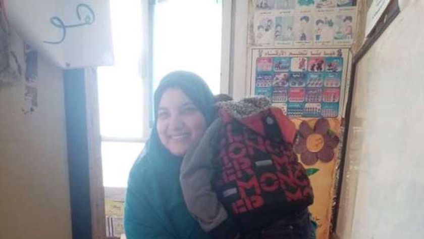 صورة معلمة بمدرسة للصم تحمل طفلا على ذراعيها طوال اليوم الدراسي: كان منهار – المحافظات