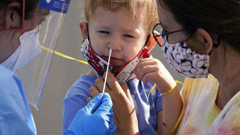 طفل أوروبي يخضع لمسحة طبية