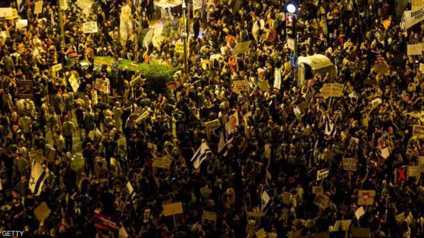 صورة آلاف الإسرائيليين يتظاهرون خارج مقر إقامة نتنياهو للمطالبة بتنحيه – العرب والعالم