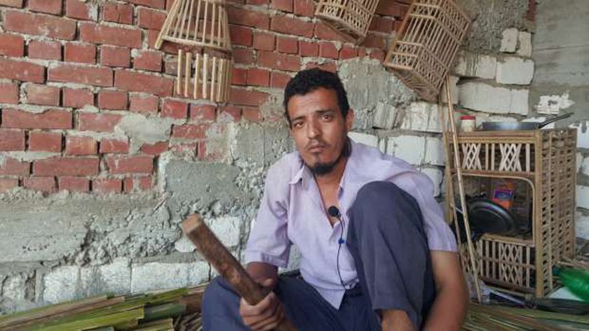 صورة «جابر حسن» مدرس احترف مهنة صناعة الأثاث بالبحيرة: ارتبطت بها من صغري – المحافظات