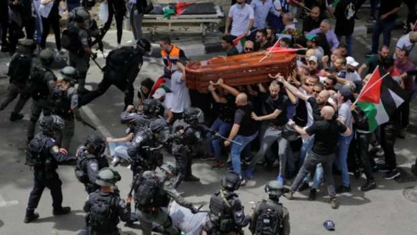 الشرطة الإسرائيلية تعتدي على حاملي نعش شيرين أبو عاقلة