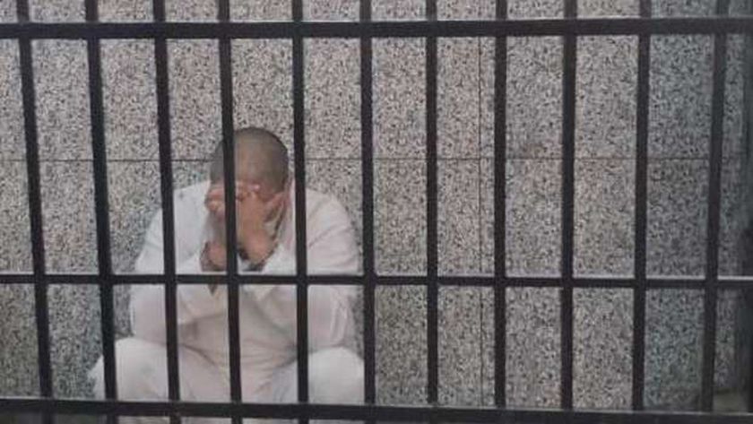 سفاح الفيوم في القفص أثناء الحكم عليه بالإعدام