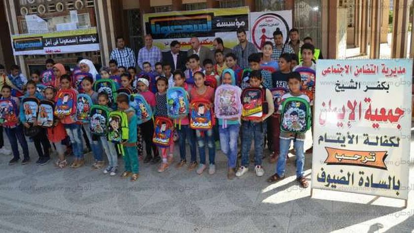 توزيع شنط وهدايا على الأطفال الأيتام بكفر الشيخ