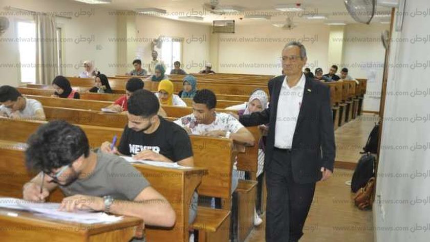 بدء امتحانات 13 كلية داخل جامعة قناة السويس اليوم.