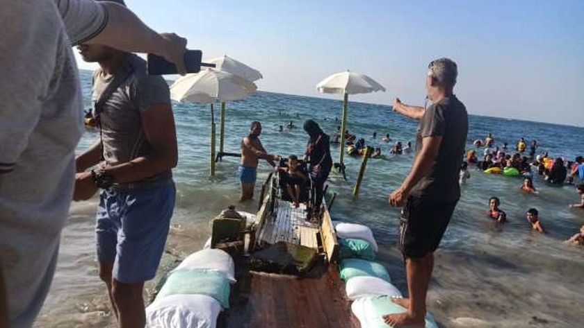 صورة «ممر بيوصل للبحر وكرسي متحرك».. «المندرة» أول شاطئ لذوي الهمم بمصر – مصر