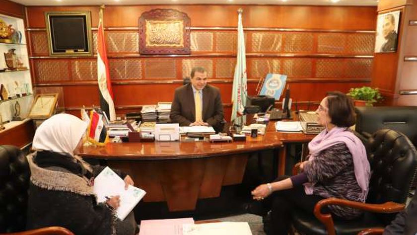 جانب من اجتماع السفيرة نائلة جبر والوزير محمد سعفان