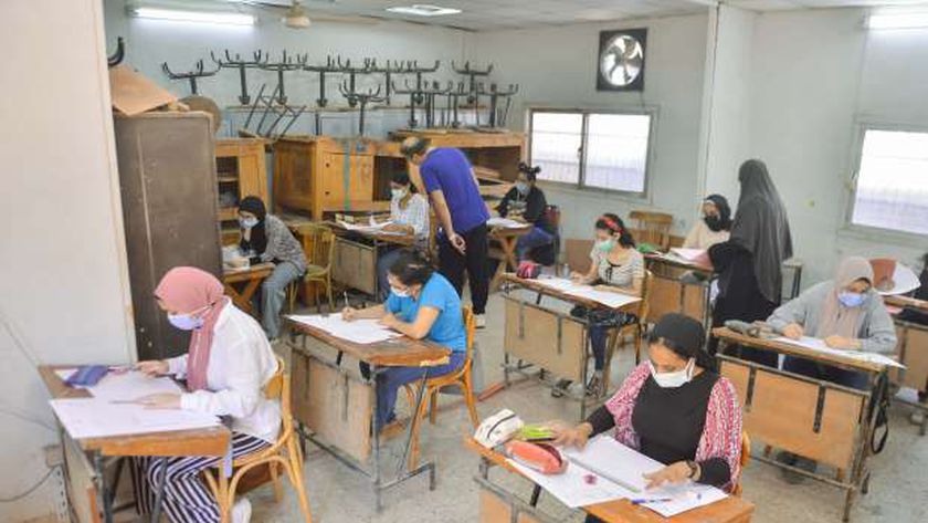 طلاب متقدمون للكليات العملية أثناء إجراء «اختبارات القدرات»