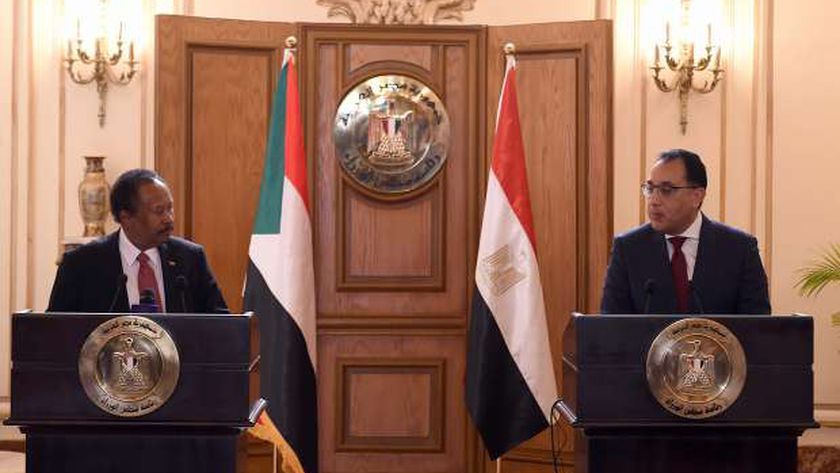 رئيسا وزراء مصر والسودان في مؤتمر صحفي مشترك أمس