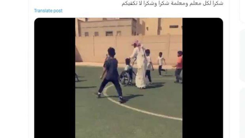 صورة فيديو لمعلم سعودي يساعد طفلاً قعيداً للعب الكرة يحظى بتفاعل واسع – أخبار العالم