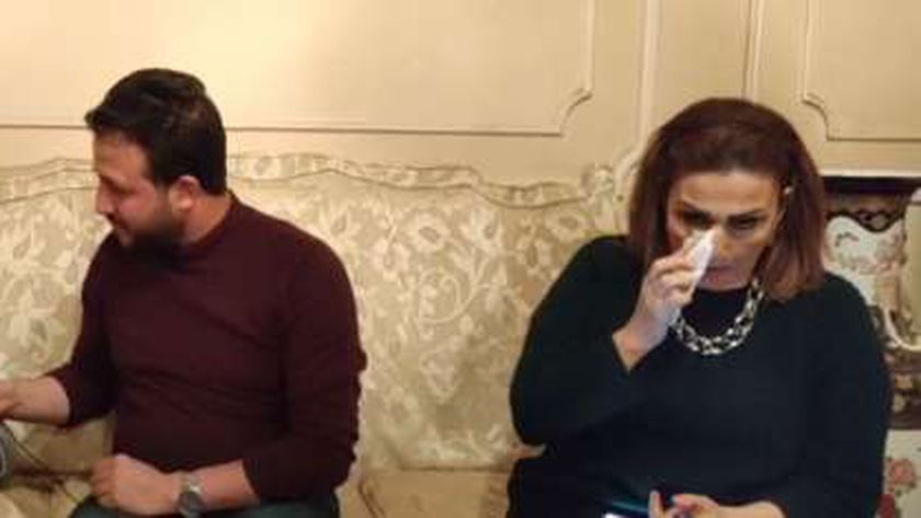 هبة رشوان توفيق تمسح دموعها خلال لقاء مع تلفزيون الوطن