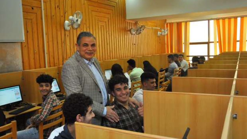 رئيس جامعة كفر الشيخ يتفقد الاختبارات الإلكترونية