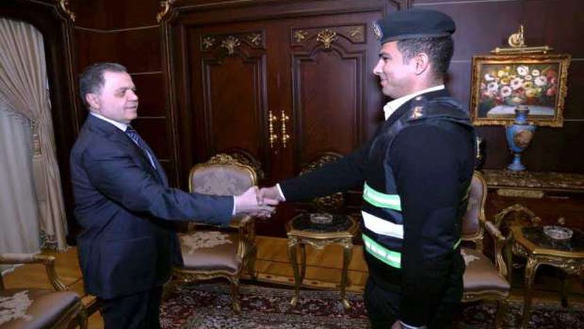 وزير الداخلية يكرم ضابطا وأمين شرطة