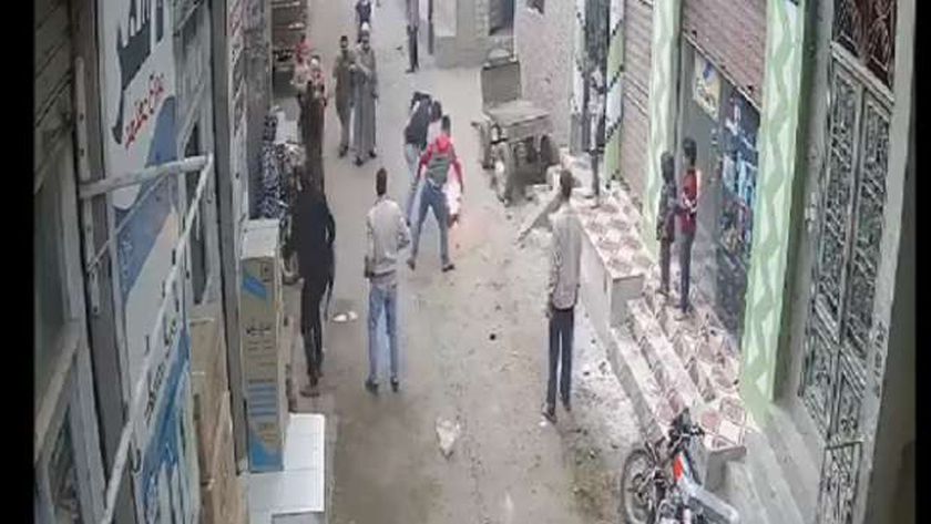 صورة «جدعنة المصريين» شاب ينجح في إطفاء أنبوبة مشتعلة.. فيديو – حوادث
