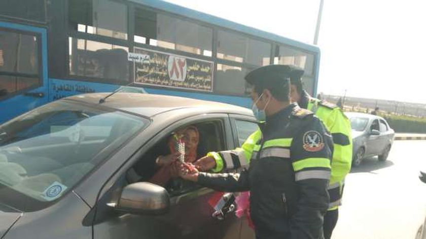 توزيع الورود على قائدي السيارات